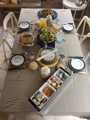 Free daily buffet breakfast