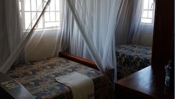 Quarto casal ou duplo | Escrivaninha, Wi-Fi de cortesia, roupa de cama