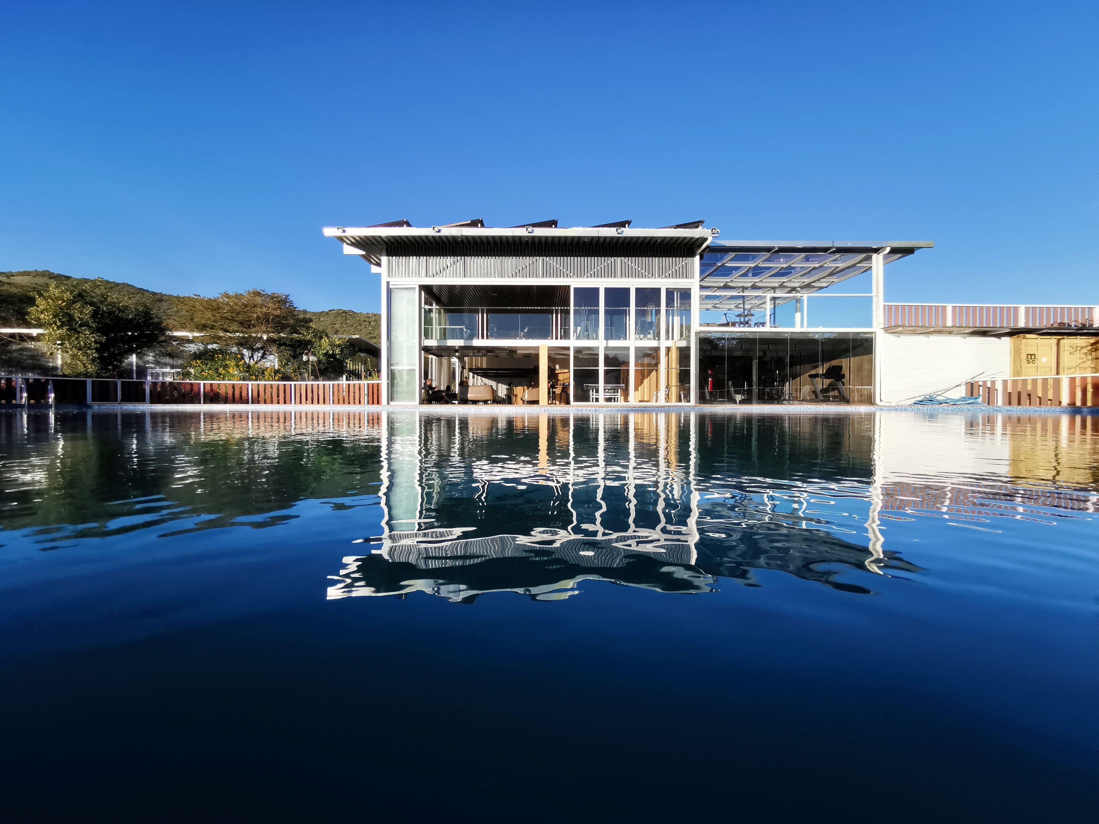 Een buitenzwembad en ligstoelen