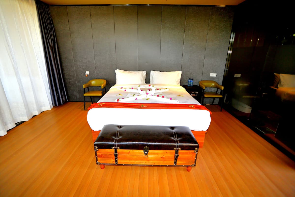 Habitación doble Deluxe | Artículos del minibar gratis, escritorio y cortinas blackout 