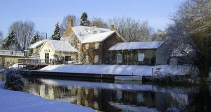 Riverside 2-bed Cottage, Sleeps 3 With Parking