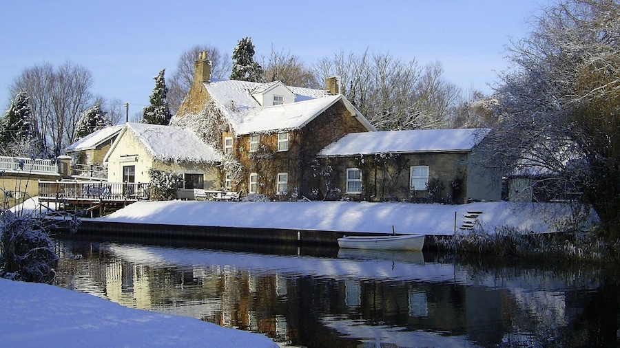 Riverside 2-bed Cottage, Sleeps 3 With Parking