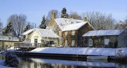 Cottage - Sleeps 3, Parking & Fishing