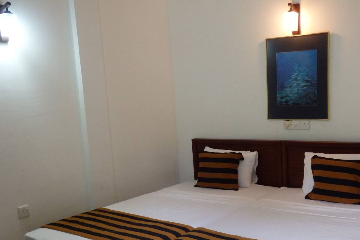 Basic Double Room, 1 Double Bed | In-room safe, free WiFi, bed sheets