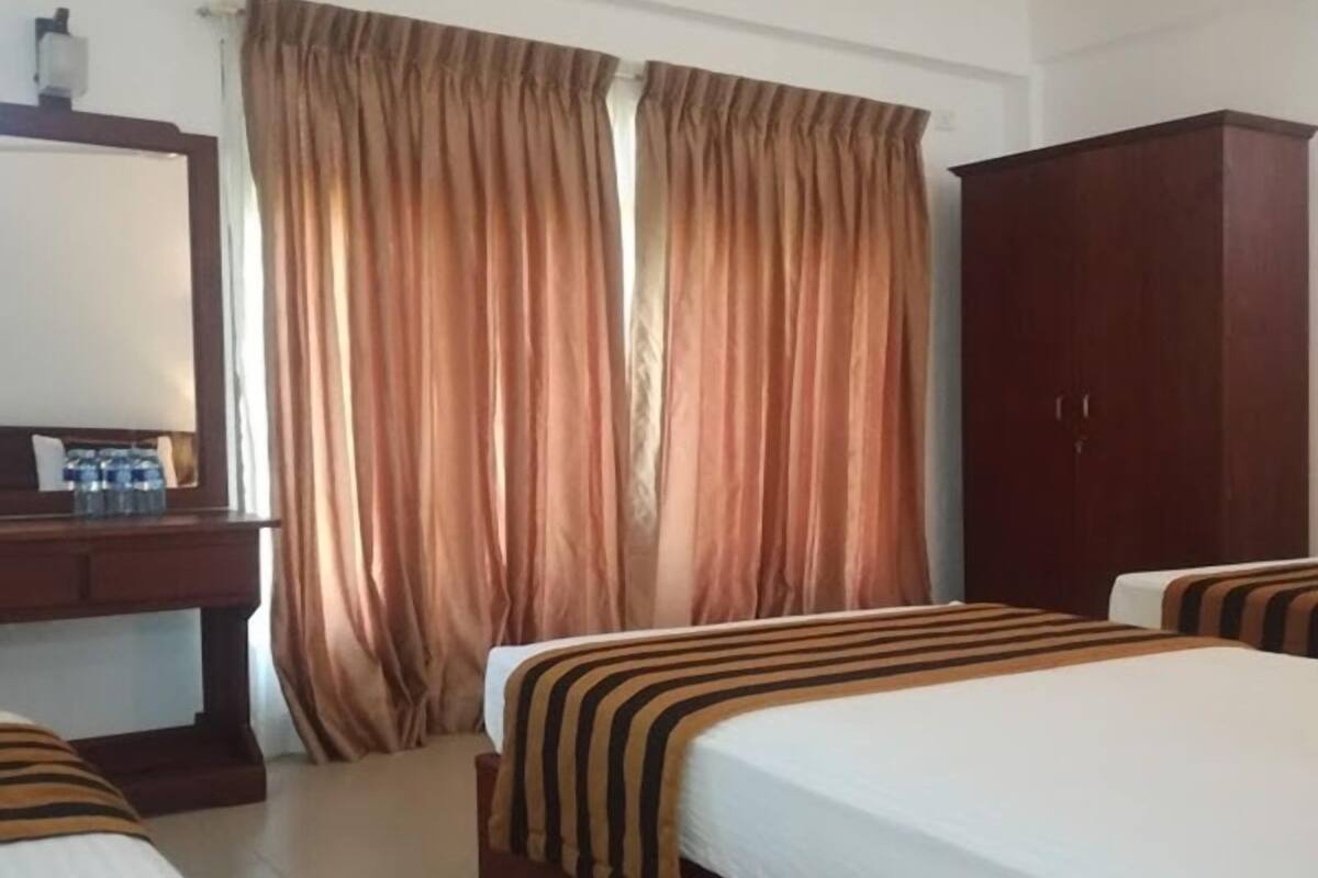 Deluxe Triple Room, 3 Twin Beds | In-room safe, free WiFi, bed sheets