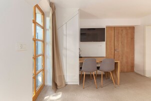 Habitación doble, balcón | Ropa de cama de alta calidad, colchones viscoelásticos, escritorio