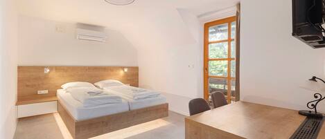 Kamar Double, balkon | Seprai premium, busa memori, meja kerja, dan ruang kerja ramah laptop