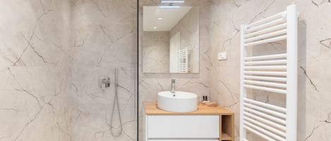 Regadera, amenidades de baño gratuitas, toallas, jabón