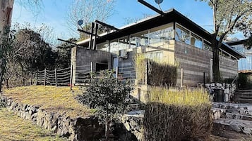 Moderni rakennus, jossa on tasakatto, suuret ikkunat ja näkyvissä oleva satelliittiantenni.