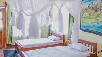 Habitación panorámica | Camas con efecto memoria, escritorio y cortinas blackout