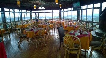 供应早餐、午餐和晚餐，本地与国际菜