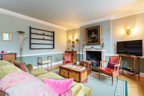 House (4 Bedrooms) | Living room