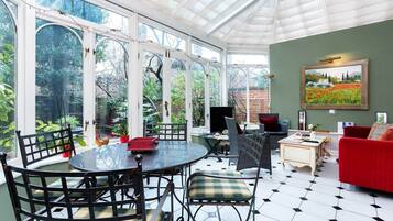 House (4 Bedrooms) | In-room dining