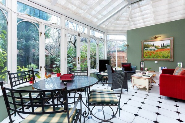House (4 Bedrooms) | In-room dining