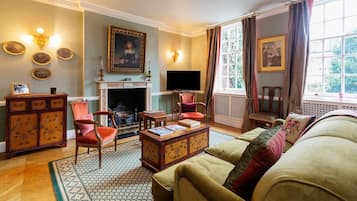 House (4 Bedrooms) | Living room | TV, fireplace