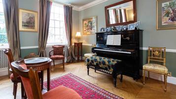 House (4 Bedrooms) | Living room | TV, fireplace