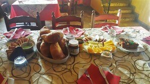 يتم تقديم الغداء والعشاء 
