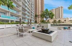 Outdoor dining - Spacious One Bedroom Harbor View Condos at Ilikai Marina With Private Balcony (Honolulu)