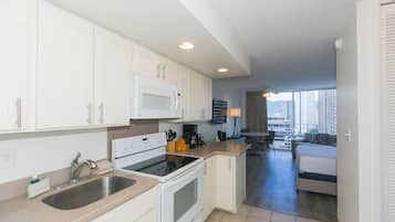 Condo, 1 habitación | Cocina privada | Cafetera y tetera, refrigerador, horno y tostadora