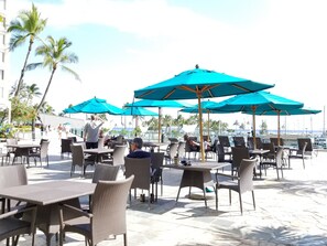 Outdoor dining - Ilikai Tower 1 Bedroom City View Condos with Private Lanai & Free Wifi! (Honolulu)
