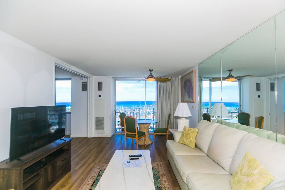Condo, 1 phòng ngủ | Khu phòng khách