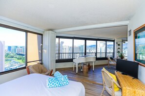 Room - Two Bedroom Discovery Bay High Rise Condos with Lanai & Gorgeous Views (Honolulu)