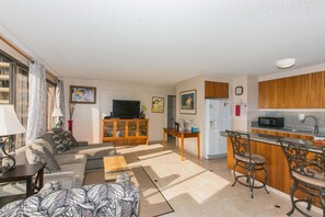 Living area - Two Bedroom Discovery Bay High Rise Condos with Lanai & Gorgeous Views (Honolulu)