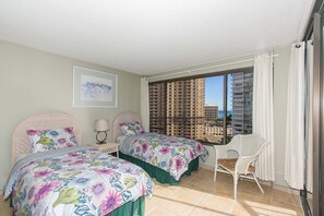 2 bedrooms, free WiFi - Two Bedroom Discovery Bay High Rise Condos with Lanai & Gorgeous Views (Honolulu)