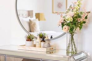 Luxury Apartment | Room amenity