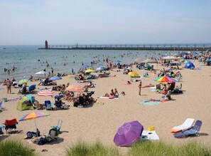 Beach nearby, sun-loungers, beach towels - Location, Design, Indoor/Outdoor space, close to town and beach! (South Haven)