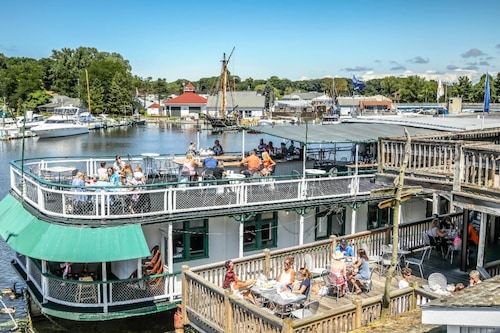 Location, Design, Indoor/Outdoor space, close to town and beach!