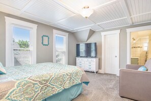 5 bedrooms, iron/ironing board, free WiFi, bed sheets - Location, Design, Indoor/Outdoor space, close to town and beach! (South Haven)