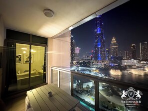 Three bedroom with Full Burj Khalifa and fountain view - Natasha Rox Design | Terraço/pátio