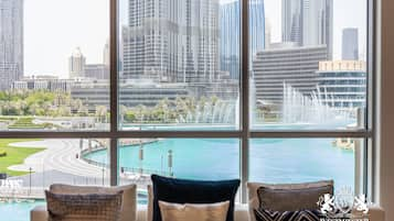 Three bedroom with Full Burj Khalifa and fountain view - Natasha Rox Design | Woonruimte | Een flatscreentelevisie