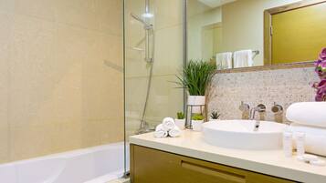 Estudi | Bany | Banyera i dutxa independents i capçal de dutxa tipus cascada