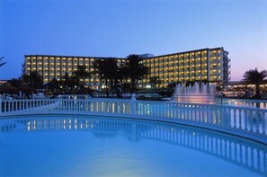 Front of property – evening/night - Evenia Zoraida Resort (Roquetas de Mar)