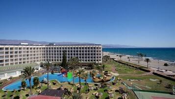 Un hotel con piscina, playa y vista al océano.