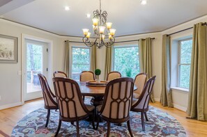 Dining - Five Stones Retreat! - Right off I49 - Golf, Biking, Hiking, Retreating! (Bella Vista)