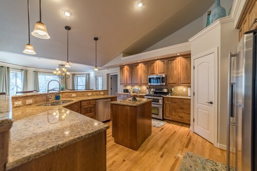 Five Stones Retreat! - Right off I49 - Golf, Biking, Hiking, Retreating!