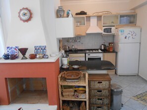 Villa, 4 Bedrooms | Private kitchen | Fridge, stovetop, dishwasher, electric kettle