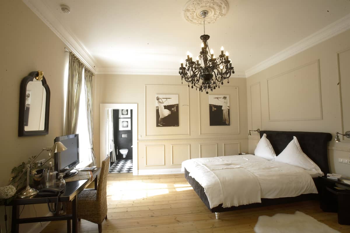 Honeymoon tweepersoonskamer, 1 kingsize bed, niet-roken, uitzicht op tuin | Een kluis op de kamer, individueel gedecoreerd, individueel gemeubileerd