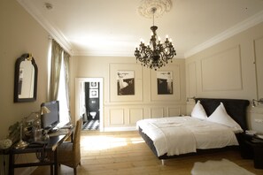 In-room safe, individually decorated, individually furnished - Hotel Hochzeitshaus (Aurich)