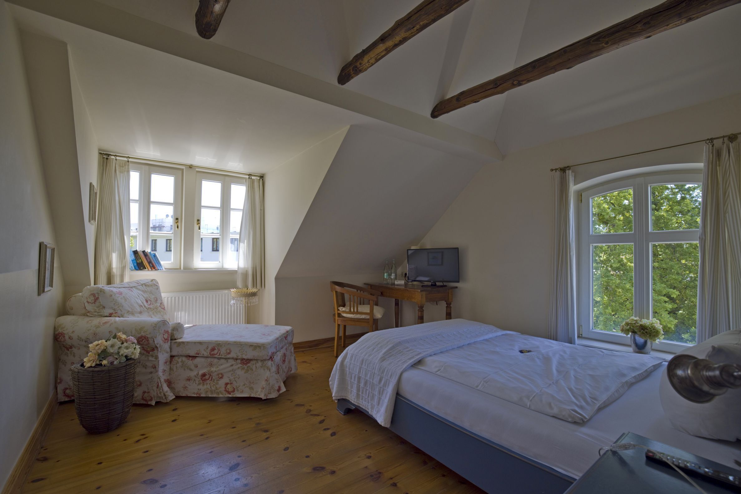 single room | in-room safe, individually decorated, individually furnished