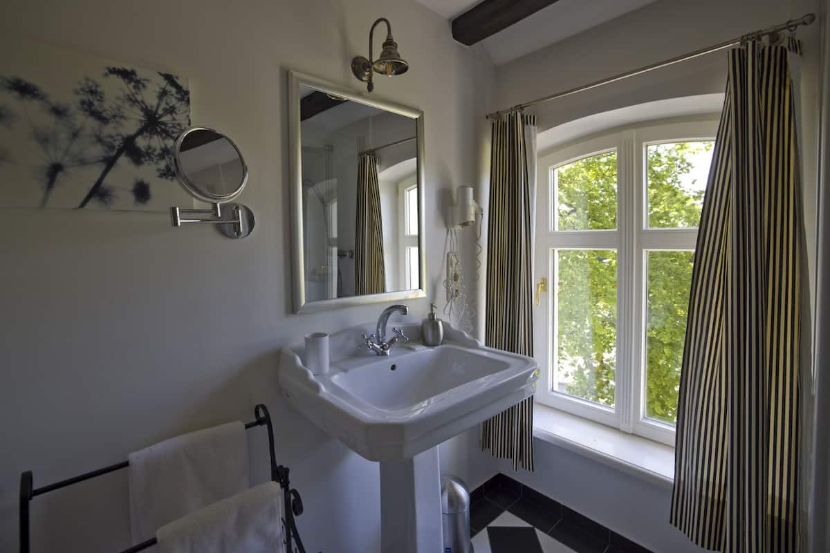 single room | bathroom | free toiletries, hair dryer, towels