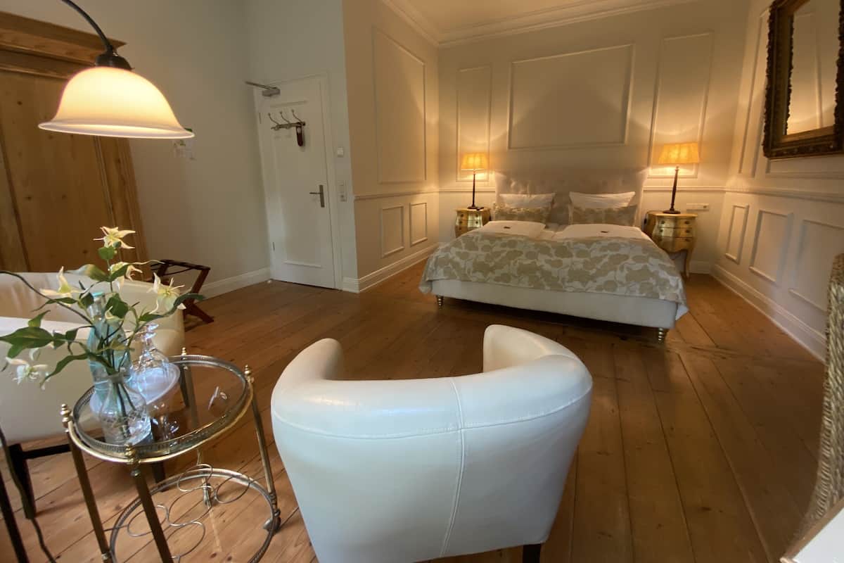 Comfort tweepersoonskamer | Een kluis op de kamer, individueel gedecoreerd, individueel gemeubileerd