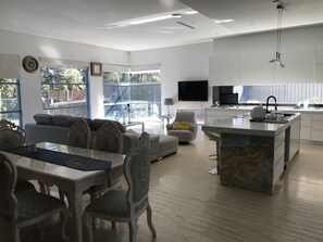 하우스, 침실 4개 | 거실 공간 | 평면 TV, 장난감, MP3 도킹 스테이션