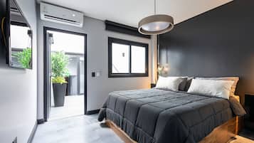 4 habitaciones, escritorio y tabla de planchar con plancha