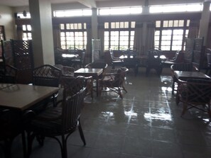 供应早餐、午餐和晚餐,国际美食