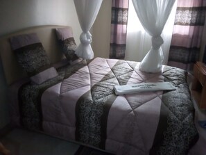 Quarto casal | Escrivaninha, Wi-Fi de cortesia, roupa de cama