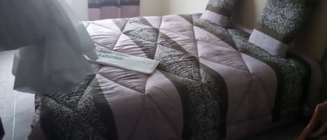 Escritorio, wifi gratis y ropa de cama